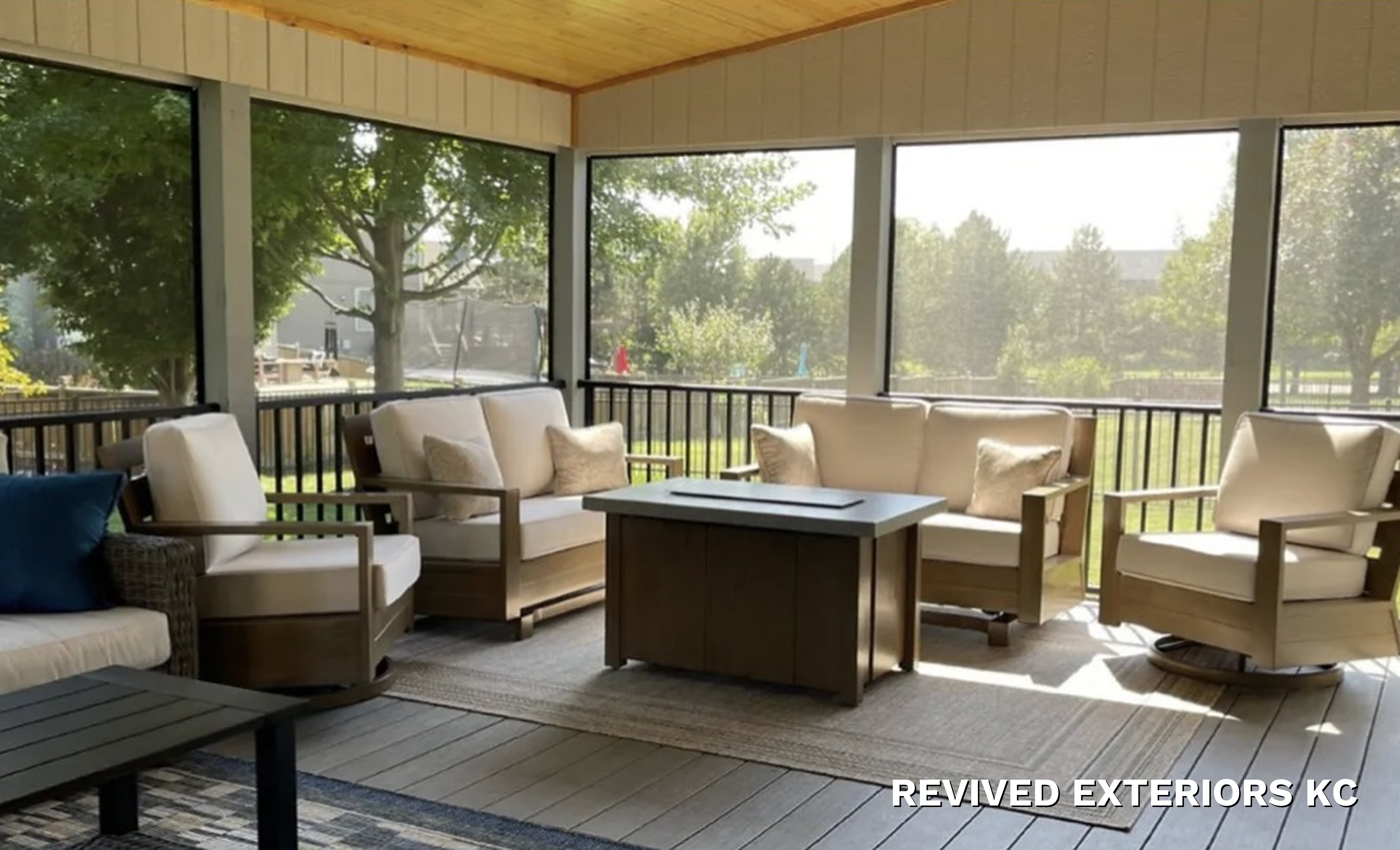 Screened porch, inside